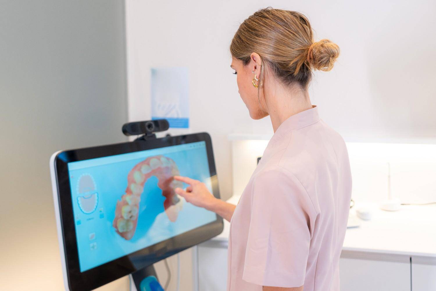 Dentist viewing a 3D dental scan on screen